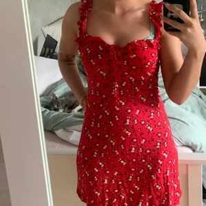Blommigklänning  - Säljer min söta klänning från pretty little thing då den aldrig kommer till användning. Använd kanske 4 gånger💕