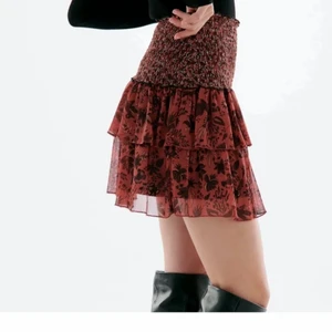 Zara kjol - Så snygg och trendig kjol som är i storlek S knappat använd då de varit vinter. Fler bilder kan skickas 