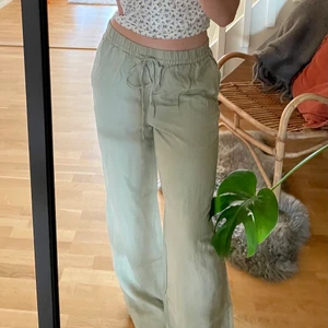 Linnebyxor - Säljer dessa helt nya och så fina linnebyxor från Hm som är slutsålda på hemsidan. Man kan ha de både lågmidjade och högmidjade! Om det blir budgivning så avslutas den på onsdag! Bud på 310 kr❤️‍🔥