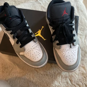 Jordans 1 light smoke grey  - Säljer mina fina Jordans jag köpte från restock för ca ett år sedan. De är använda endel men fortfarande i fint skick 😍 Säljs pga jag har tröttnat på dem lite. Köptes för 2520 kr men gör en intressekoll och ser ifall nån är intresserad! Kan absolut skicka fler bilder och kan skicka skorna i orginalkartongen, hör gärna av er ifall ni har frågor!😆💘🎸🙌🏼