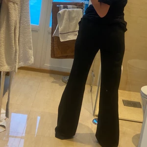 Zara kostymbyxor  - Riktigt snygga kostymbyxor, men säljer för jag har så många fler🤍  lite slitna nedtill 