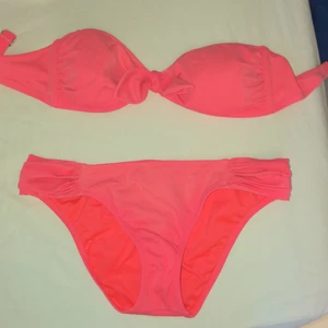 Victoria’s secret - Säljer den här jättefina rosa bikinin från victoria’s secret. Både underdelen och överdelen är i storlek M. Fick den av en kompis och den var för stor för mig annars är det inget fel med den. 