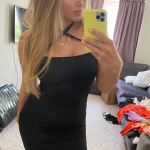 Svart klänning  - Superfin klänning storlek S säljes då jag redan har liknande. Helt oanvänt