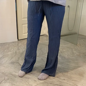 Tygbyxor  - Tunna byxor från zara. Har ett par i storlek M också.