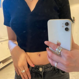 T-shirt  - Basic svart t-shirt perfekt till sommaren från zara.