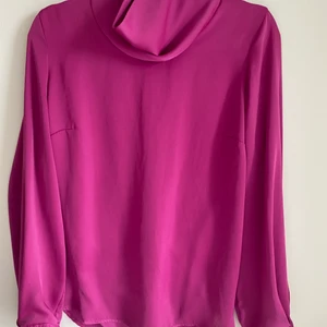 Faux silk blouse - Chic style and touch feels good, 3 out 5 for condition, fits medium size well. 