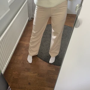 Kostymbyxor Madlady storlek M - Snygga kostymbyxor från Madlady i färgen ljusbeige. Bra skick!