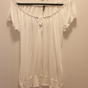 Vit topp off shoulder - Vit topp stl L kan användas off shoulder, köpt på NewYorker