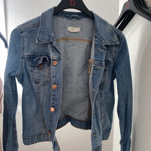 Jeansjacka  - Säljer denna jeansjackan, se storlek bild 2. Gratis frakt 
