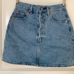 Jeanskjol från Levis  - Snygg och skönn jenskjol från Levis. Storlek 26, skulle säga att de ungefär motsvarar small. Den är i mycket bra skick. Färgen är något ljusare än vad det ser ut på bilderna. Hör av dig vid intresse. Frakt ingår. 