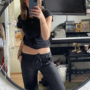 Lågmidjade svarta byxor - Säljer dessa supersnygga lågmidjade raka svarta byxorna då de tyvärr var lite för små för min smak🥰💗  har även exakt likadana i vit som jag säljer i en annan annons!❤️🤩 ber om ursäkt för smutsig spegel😅