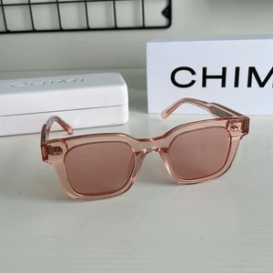 Chimisolglasögon rosa 04 - Säljer dessa rosa chimi-solglasögon i modell 04 på grund av dålig användning. Jag köpte dem förra sommaren men de var använda max tre gånger. De har inga repor eller skador och är i ett helt nytt skick. Perfekta till sommaren! Ordinarie förpackning finns med. Priset är 700kr. Köparen står för frakt (57kr) men det går också bra att mötas upp om du bor i Stockholm. Jag kan använda mig av Plick safe pay om det behövs💕😍😍 