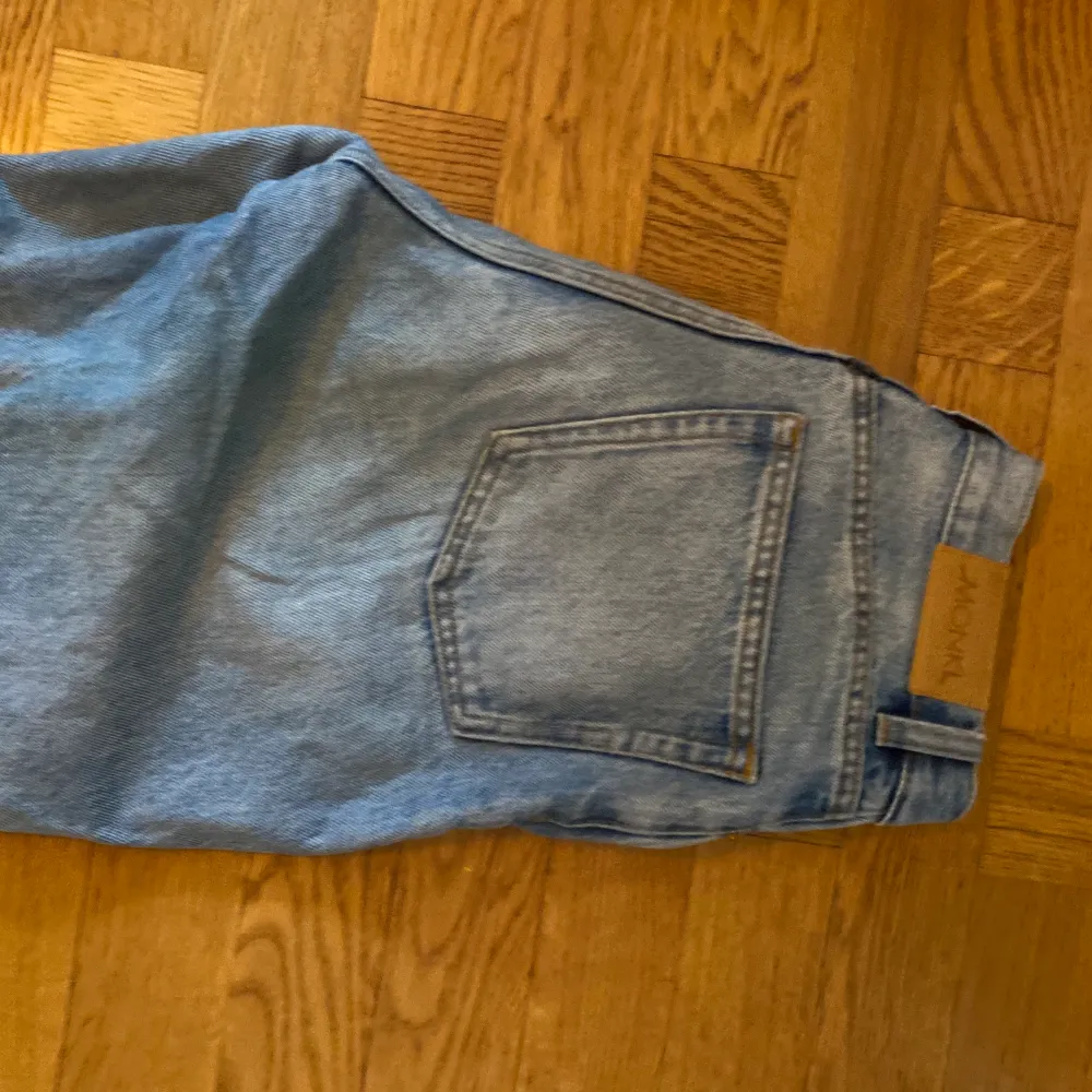 Blåa straight monki jeans i strl W27 (ganska långa på mig som är 168).. modell yoko från deras hemsida. Jeans & Byxor.