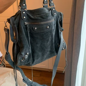 Balenciaga väska💘 - Säljer min medelstora äkta mörkblå balenciaga väska .💖 bra skick med både axelband och handtag ish. Kan mötas upp i Stockholm men annars står köparen för frakt.💕