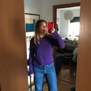 Långarmad t-shirt - Mörklila långarmad t-shirt, den är i det tunnare materialet och faller väldigt fint, endast använd ett fåtal gånger! Jag köpte den i L för att ha den som lite oversized 