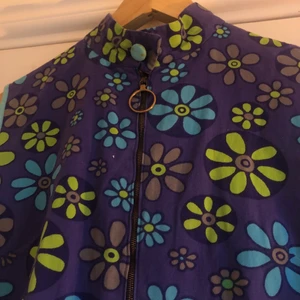 70-tals byxdress  - En otrolig 70-tals byxdress som tyvärr inte passar mig! Skulle gissa att den är handgjord och är i helt okej skick för sin ålder! Bara lite rostat vid knappen(se bild 3)..! Gratis frakt<33