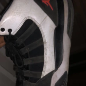 Men’s Jordan Max Aura - Inte jätte bra skick och är lite smutsiga.                               Storlek: 42.                                                                           Säljer och byter ifall skorna är ungefär samma pris 
