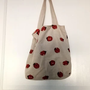 Tygväska - En super fin tygväska som har använts mycket!! Inga tecken på att den är begagnad! Nypris 50 kr❤️❤️