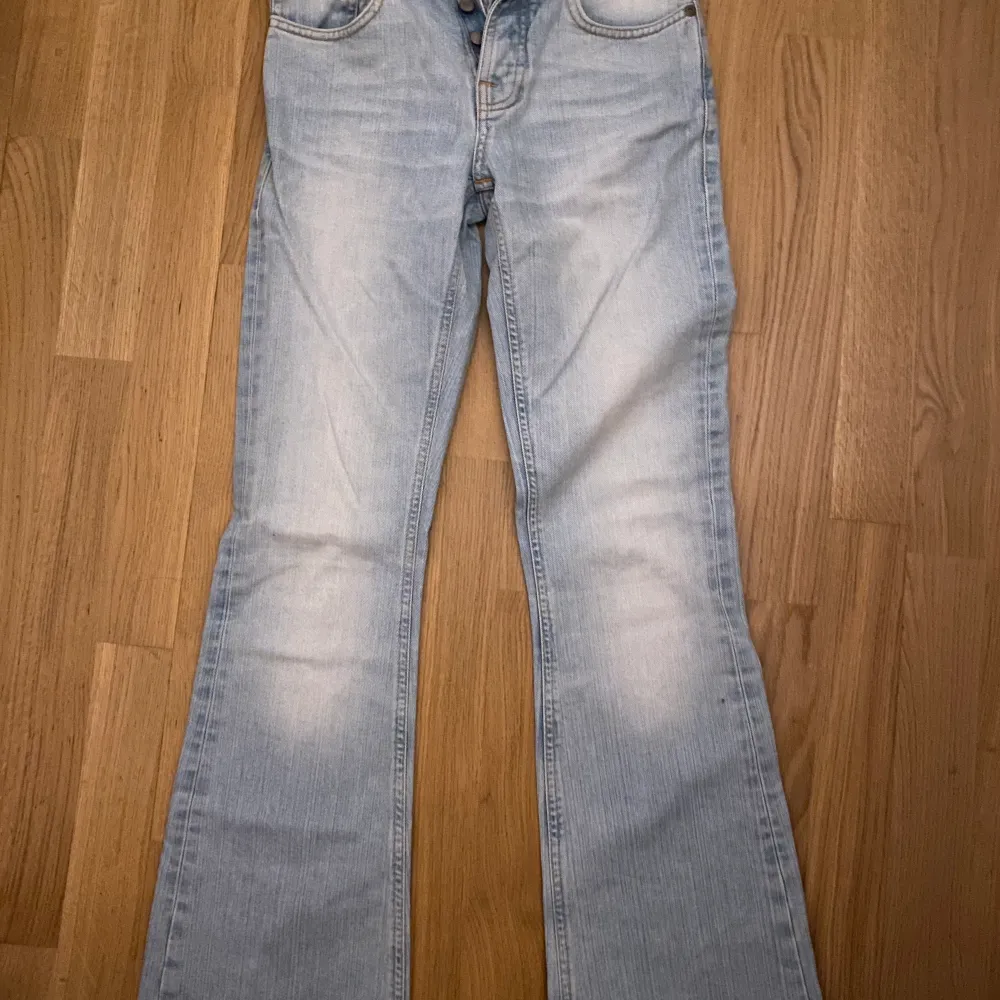 Säljer ett par ljusblåa utsvängda Jens från nudie jensco pga att dom tyvärr inte passar. Dom är knappt använda och är i bra sikt! . Jeans & Byxor.