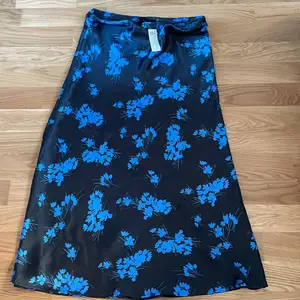 Vill sälja min fina lång kjol från Lindex köpt förra året, inge kommit till någon användning och har fortfarande pris lappen kvar köpt för 299 men säljer för 150 skriv till mig för flera bilder ❤️❤️