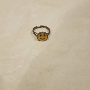 Supergullig smiley ring, köptes i smyckes affär för 20kr. Ringen var från början silvrig men efter några användningar är den nu brons färgad. Eftersom den inte är i så bra skick säljs den billigt(: