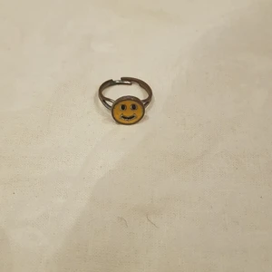 Smileyring - Supergullig smiley ring, köptes i smyckes affär för 20kr. Ringen var från början silvrig men efter några användningar är den nu brons färgad. Eftersom den inte är i så bra skick säljs den billigt(: