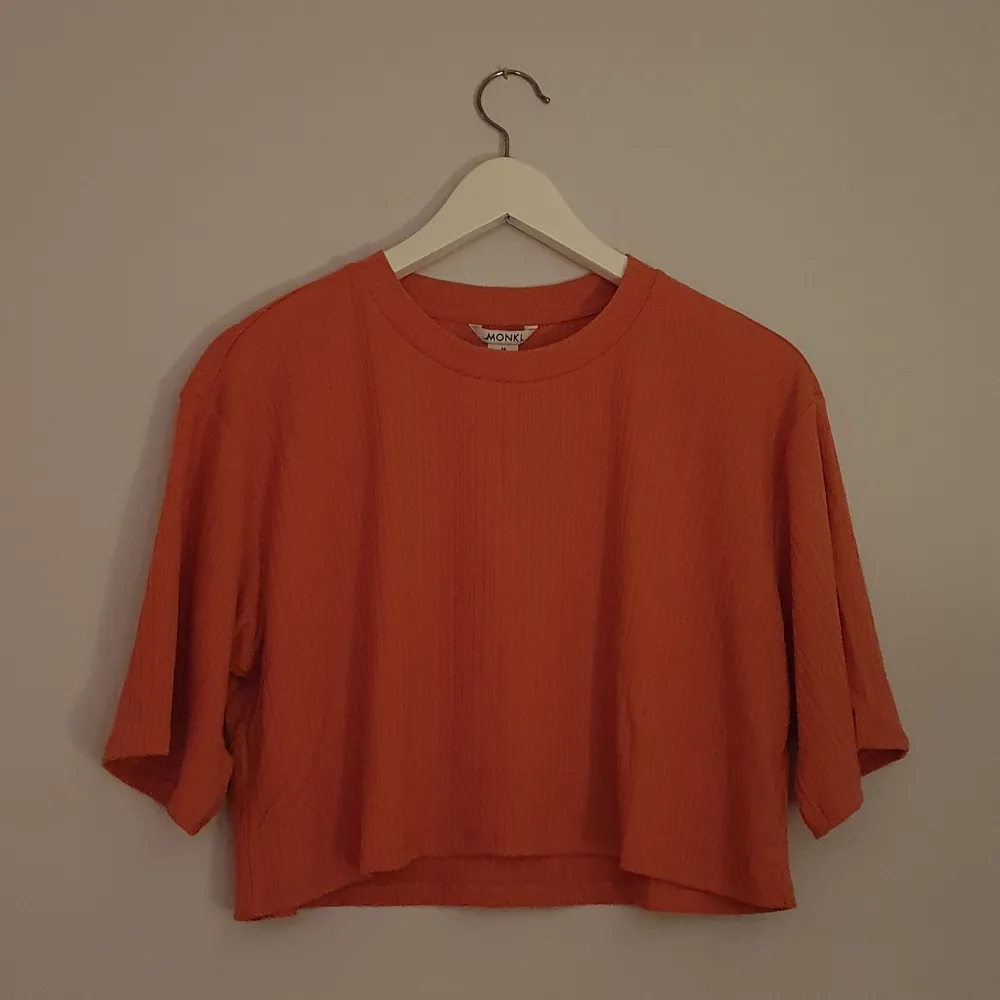 Orange cropped T-shirt från Monki. Ribbat tyg. Helt oanvänd och i storlek medium.. T-shirts.