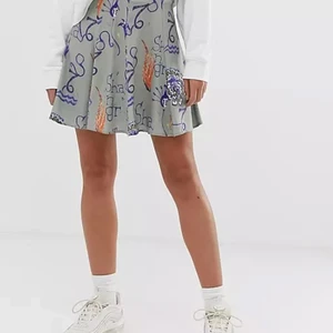 Kjol - Grön mönstrad kjol strl 36 från weekday. 