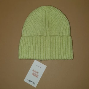 Monki Ljusgrön Beanie - Ljusgrön stickad beanie från Monki. Helt oanvänd. Finstickat och stretchigt material.