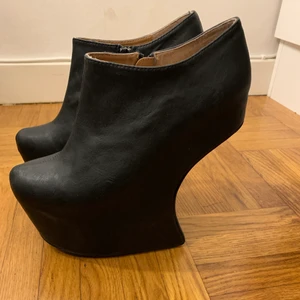 Klackskor utan klack - Skor från Nelly utan klack och bara platå. Går bra att gå i och sköna. Använda 1 gång, inget tillfälle har kommit för att ha dem. Storlek 39 men något stor.