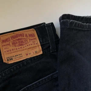 SVARTA TRENDIGA, VINTAG JENS - Hej!! Säljer mina finna JENES, har bara hafte dem i ett år, ser som ny ut ingen fel med dem.  Kolla gärna in på mina andra annonser, lägger mycke ut nu❤️. Om du har någon fråga det är bara att fråga.😊 