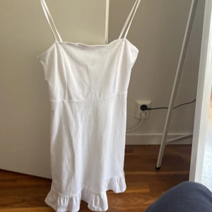 Vit klänning kort - Aldrig använd för att jag råkade köpa två stycken likadana. Storlek 38 men passar även 36 (s/m) jag är 160cm så den kommer ner till precis ovanför knäna!!💞 (pris kan diskuteras)