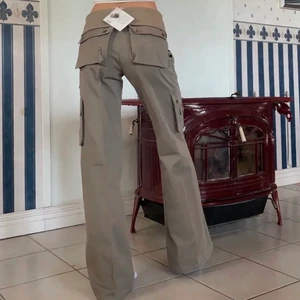 Cargobyxor - Gröna Cargobyxor, (lånad bild). Köpta här på Plick men var för små 🥺 Sitter perfekt i längd på mig som är 170cm. Kommer fler egna bilder inom kort!❤️