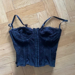 Svart korsett  - Ursnygg korsett topp! (Uppdatering, startar budgivning då många är intresserade). 