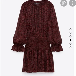 Slutsåld zara klänning - Säljer denna klänning igen fast den här gången i stoleken s. Knappt använd så den är i bra skick. 