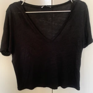 V-Ringad tröja från ZARA - jätteskön tröja från ZARA med v ringning💘 Strl M💞