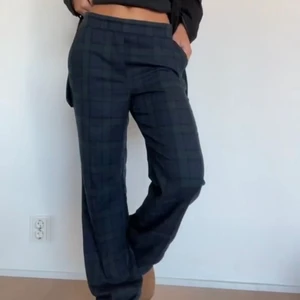 Zara rutiga byxor - Lånade bilder från @alvablomdahls TikTok🥰 Superfina rutiga byxor i midrise från Zara, de är endast provade och är därför i superfint skick💗 Köpare står för frakt!💗