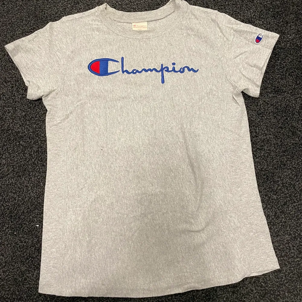 Grå Champion t-shirt i storlek xs. T-shirts.