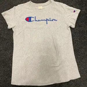 Grå Champion t-shirt i storlek xs