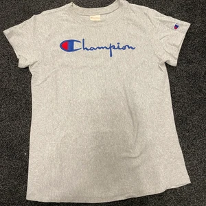 Champion t-shirt - Grå Champion t-shirt i storlek xs