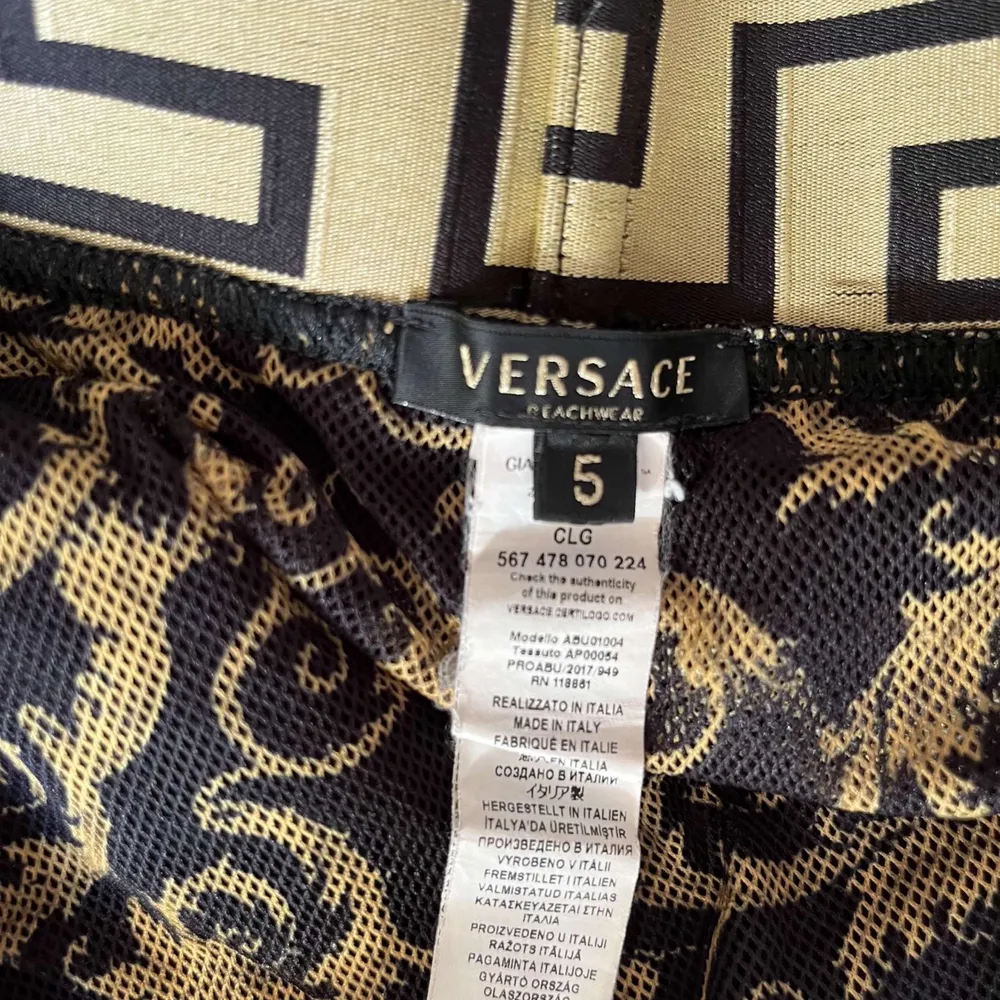 Versace bathing trunks. Size medium,  Nypris 2400,  condition 9/10 endast testade, tags och påse medföljer, . Jeans & Byxor.