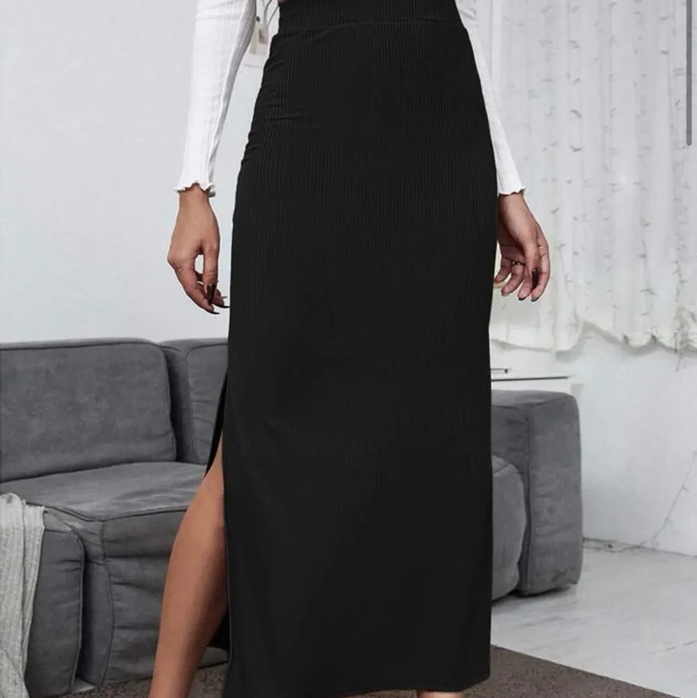 säljer denna snygga kjol pga den inte kommer till användning, köpare står för frakten🤍🤍. Kjolar.