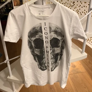 Tröjor - Två tröjor med glittrig dödskalle! Båda för 150 kr. Första S, andra XS