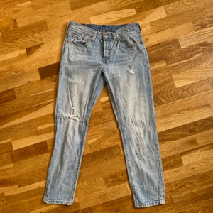 Levis wpl 423 - Ljusa Levis byxor med hål i knät. W: 27. Använt fåtal gånger 