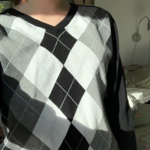 Rutig morfartröja! - Läs bio!!! Så söt tröja men använder tyvärr aldrig. Bra skick och passar ungefär mellan S-M beroende på hur man vill att den ska sitta❤️Får se om jag vill sälja! Osäker på frakten