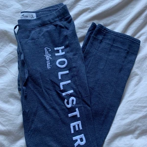 Raka mjukisbyxor - Från hollister. Okej skick, några lösa trådar som bara är att klippa bort🤍storlek S
