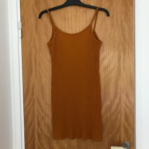 Orange klänning - Orange klänning från Weekday. Storlek M. Använd men i gott skick. 