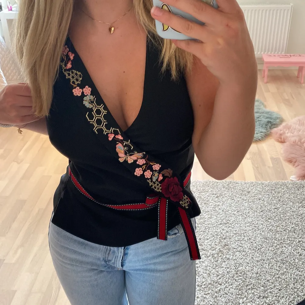 Super söt halter topp jag fått i present💕 tjockt material å knäppa som en korsett i ryggen! 80kr+frakt❤️ aldrig abvänd!. Blusar.