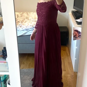 Balklänning  - (Spegeln är smutsig, inte klänningen) jätte vacker balklänning eller bröllopsgäst klänning. Klänning är köpt på Nelly.com och är i stl 38 men passar både en 36 och en 38.