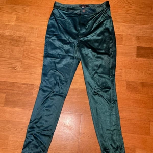 Lite använda Forever 21 party  byxor  - glitter satin byxor.  bra för fest och dag.  lite använda byxor från forever 21